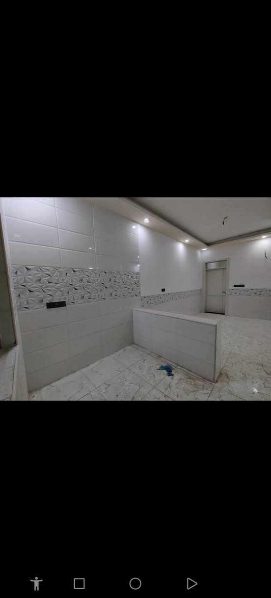 دار للبيع  50 م  السعر 15 وبي مجال للشراي
✅ مشمول بقرار التطويب 

بسعر // مليون مع المجال
موقع /نجف 🏡شارع الحولي مال المطار عمود/ 314 

البناء 🏡 
غرفه/صاله معزوله/مطبخ معزول/ صحيات /مكشوفه
بناء مرتب/ اساس + سقف كونكريت + طابوك/ أرضيه بورسلين ابو ال 60

ألخدمات 🏡 #بعد_عن_سوق_خمس دقايق م
ماء/كهرباء/مدارس/سوق/تبليط/مول***********
*********** النجف, العراق
