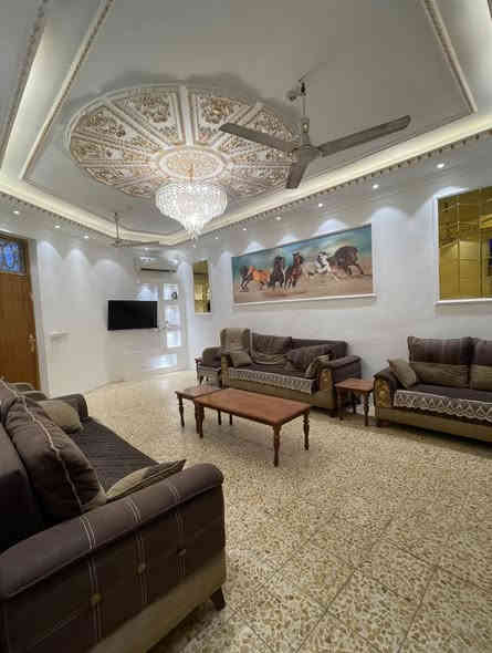 السلام عليكم بيت لبيع طابو ملك مساحه 150 استقبال جبير 7/4 وصاله جبيره وغرفه نوم جبيره 5/4 ومطبخ جبير وصحيات ثنين خارجيه ودخليه وحمام 2  عنوان بيت الحصوه حي الشهداء خلف مدرسه كواكب السعر 75 وبي مجال  الاستفسار اتصال على رقم ***********
