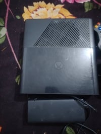 اتاري للبيع اكس بوكس 360 الجهاز كلش نضيف  وياه ٣ جوستيكات بيه 32 لعبه ...