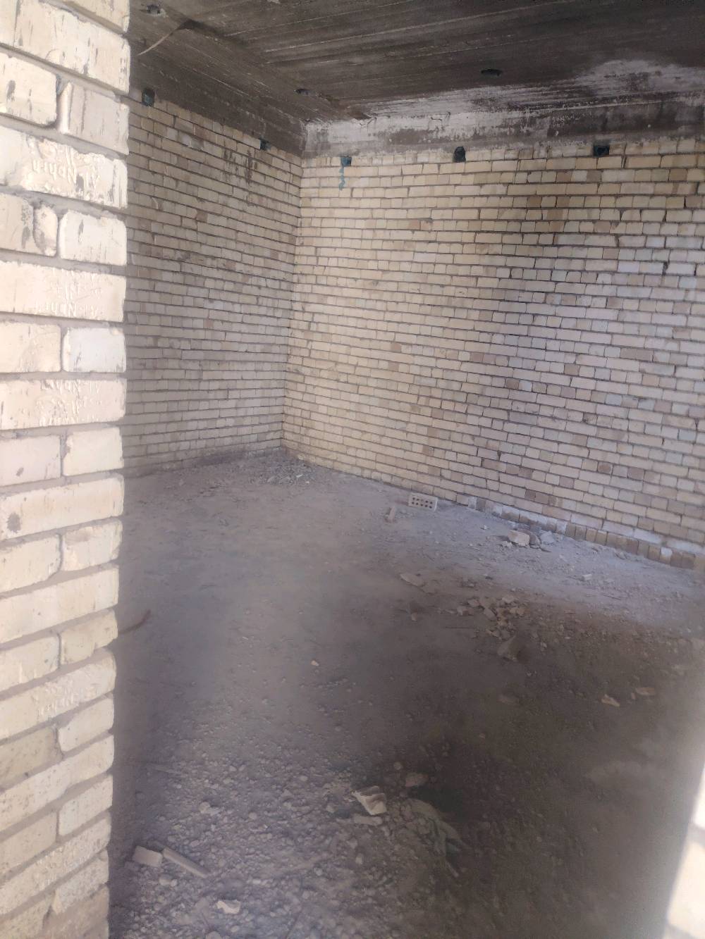 السلام عليكم
هيكل في هور رجب مقابيل افران الزيتون
المساحة 200 متر سند 25 يحتوي على كَراج واستقبال ومطبخ وحمامات عدد 2 و2 غرف نوم وغرفة سويت يعني 3 غرف نوم بيت بناء حديث
للتواصل ***********
البيت هيكل بس لو بيه طابق ثاني/سطح، وشكد عدد الطوابق بالضبط؟: 
طابق واحد بناء 200 م
كامل
شنو وضع التأسيس والسقف؟ (صب سمنت/بيتونة/جسران) وبيّه عزل لو لا؟: 
الارض رفت والسقف جسور مخفية
منو موقعه بالضبط بهور رجب؟ يعني قريب على شنو أو بأي شارع/محلة حتى يكون أوضح للمشتري؟: 
بداية هور رجب مقابل افران الزيتون
هل أكو خدمات واصلة للبيت حالياً مثل الماي والكهرباء والمجاري، لو بعد تحتاج ربط؟: 
الماي والكهرباء متوفرات