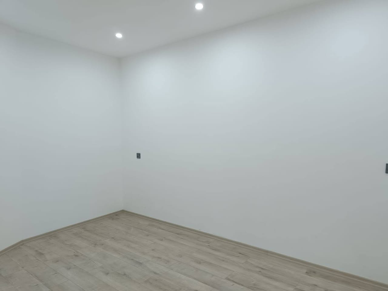 (خانووی تازە بۆ فرۆشتن لە سلێمانی لە گەڕەکی ڕزگاری)
خانووەکە زۆر جوانە
تازە درووست کراوە
فوول مواسفاتە 

نزیکی جادەی عام و بازاڕ و خەتی پاسە 

مساحەی 160متر
واجهەی 8متر پانە 

دوو قاتە بۆ دوو ماڵی جیا دەبێ 

قاتی یەکەم (هۆڵی دانیشتن و میوان و مەتبەخ، مساعد مەتبەخ، دوو ژووری نوستن، حمام و توالێت، گراج) 

قاتی دووەم (هۆڵی دانیشتن و میوان و مەتبەخ، مساعد مەتبەخ، دوو ژووری نوستن، حمام و توالێت، باڵکۆنی) 

تێبینی: خانووەکە دیکۆراتی جیاوازو بێ وێنەی بۆ کراوە ، وە سیستمی شۆڤاژو دەکتی موبەریدە و زۆر مواسفاتی تری هەیە 

نرخی 17 دەفتەرو نیو وە مجالی تێدایە
تلفون ***********
.............................................................................
(دار للبيع في السليمانية في حي رزگاري) 
البيت الجديد
فول المواصفات 

موقع مميز
قريب من الشارع العام و اسواق 

المساحة 160متر 

مكون من الطابقين
يجوز للعائلتين 

الطابق الاول (صالة معيشة، مطبخ بارد، مطبخ حار، صحيات، غرفتين نوم، كراج) 

الطابق الثاني (صالة معيشة، مطبخ بارد، مطبخ حار، غرفتين نوم، صحيات، بلكونه) 

السعر: 17 دفتر و نص، قابل للتفاوض

للمزید من الاستفسار الرجاء الاتصال بالارقام التالیة 

هاتف، واتس اب، فايبر ***********
