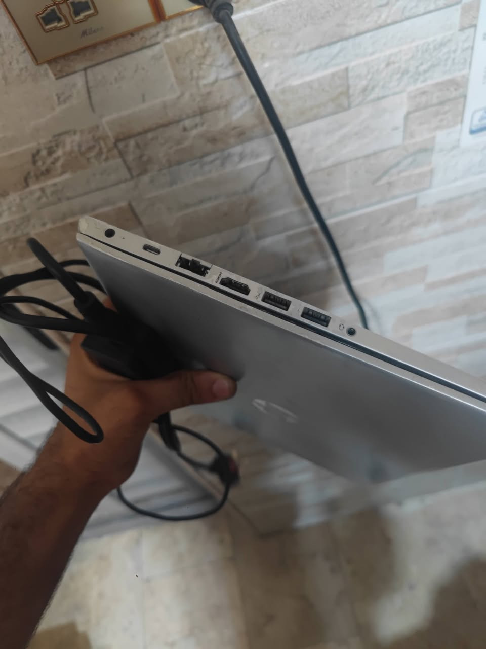 لابتوب شاشته بيه ضربه
i3 جيل ثامن 
m.2 256
ram 8 
شاحنه ملحومه شغاله 
سلم حديث 

بس ضربه بلشاشه بسيطه


**إذا كنت صاحب هذا الإعلان وتريد حذفه لأي سبب، رجاءا أرسل رسالة إلى الدعم الفني**