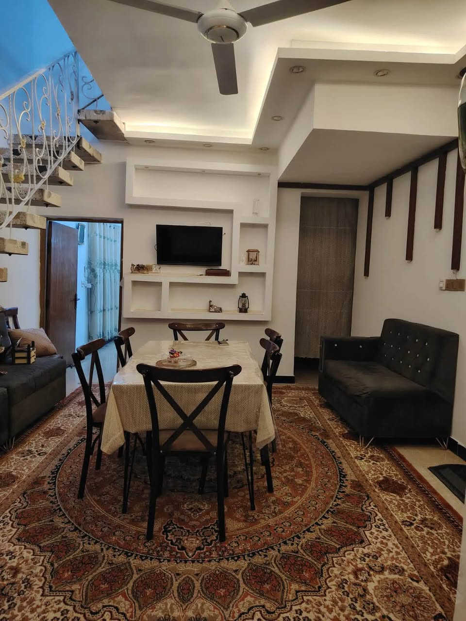 يعلن مكتب أحمد عاشور الوحيلي للعقارات 🏡عن توفر دار 
للبيع بموقع مطلوب في حي تونس – آفاق عربية، قرب السكني.

📍 تفاصيل العقار:

* 📐 المساحة: 147 متر
* 📄 نوع العقار: طابو زراعي – سند 25
* 🛏️ 5 غرف نوم
* 🚿 صحيات عدد 2
* 📦 مخزن في السطح
* 🛣️ يقع على شارع بعرض 10 أمتار
* 💧⚡ خدمات متكاملة: مياه، مجاري، كهرباء، وتبليط

✅ موقع هادئ ومميز، قريب من جميع الخدمات، ويعد خيارًا مثاليًا للعائلة أو للاستثمار.

📞 للاستفسار والمعاينة، ***********كرار الوحيلي📞مراجعة مكتب أحمد عاشور الوحيلي للعقارات
