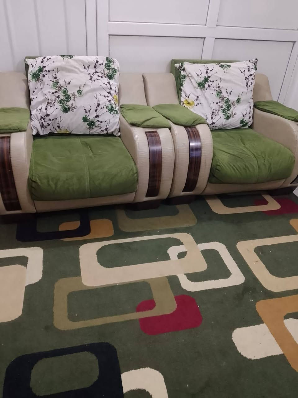 الغرفه البنفسجي بدون اي ضرر اخت الجديده بس جامه المرايه نكسرت اثناء الشد سعرها ٤٠٠ وبيها مجال ...غرفه لون اوف وايت ب ٣٥٠ وبيها مجال .تخم تركي ١٠ مقاعد ب ٣٥٠ وبي مجال ..زوليه جوزي ٢ في ٣ ب ٧٥ وبيها مجال بسيط ..المكان السيدية الضباط .


**إذا كنت صاحب هذا الإعلان وتريد حذفه لأي سبب، رجاءا أرسل رسالة إلى الدعم الفني**