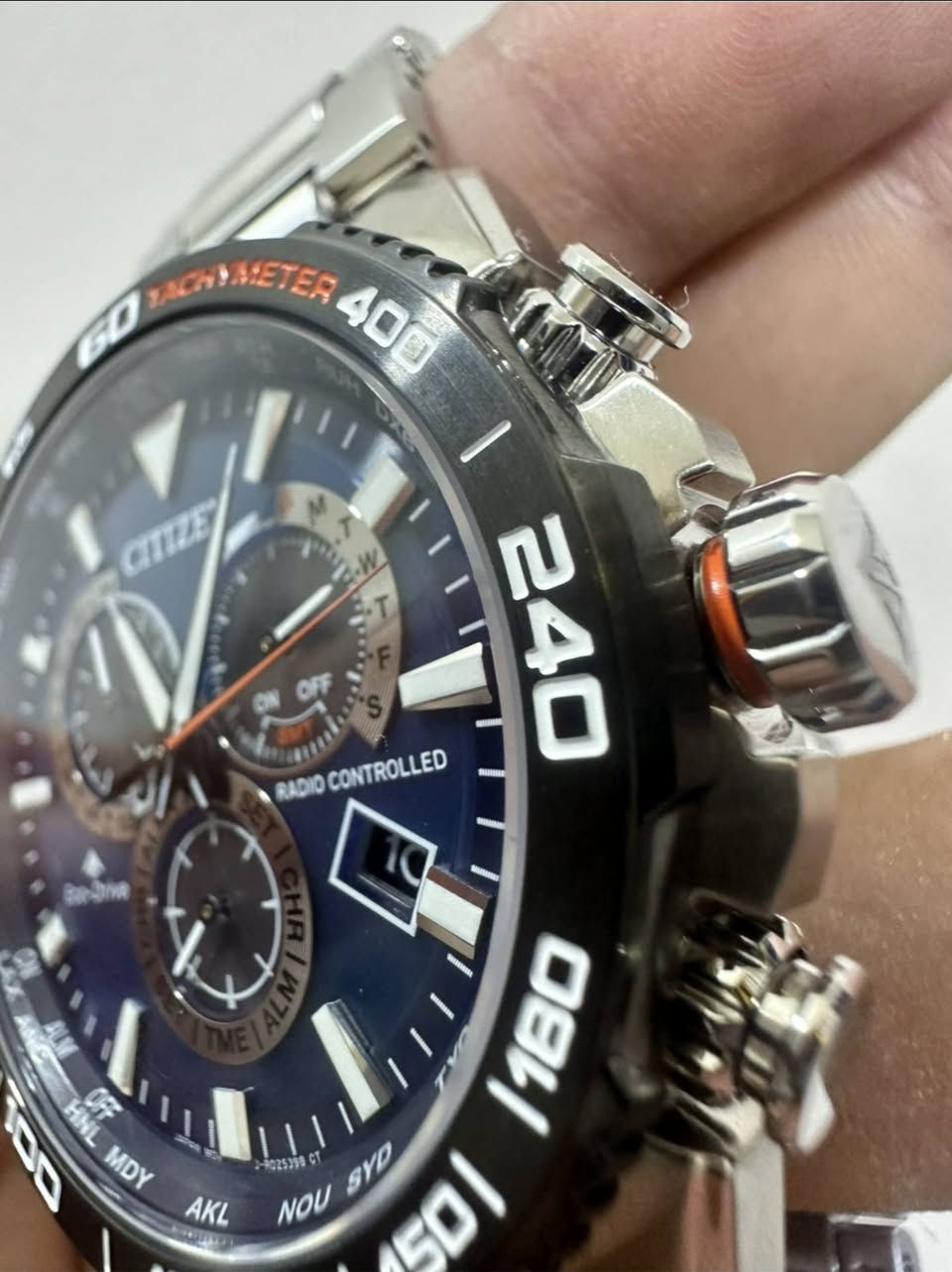 سيتزين ايكو درايف اصلي
مستخدم نظافه تامه جديده تقريبا  مع العلبه الاصليه والتاك 
قطر ٤٦ ملم 
راديو كونترولد - زجاج زفير - شحن ضوئي ايكو درايف - تقويم تلقائي لاتحتاج لضبط التاريخ كل شهر - عداد ستووب ووج 
السعر ٤٥٠ الف   - مكان بغداد - متوفر توصيل


**إذا كنت صاحب هذا الإعلان وتريد حذفه لأي سبب، رجاءا أرسل رسالة إلى الدعم الفني**