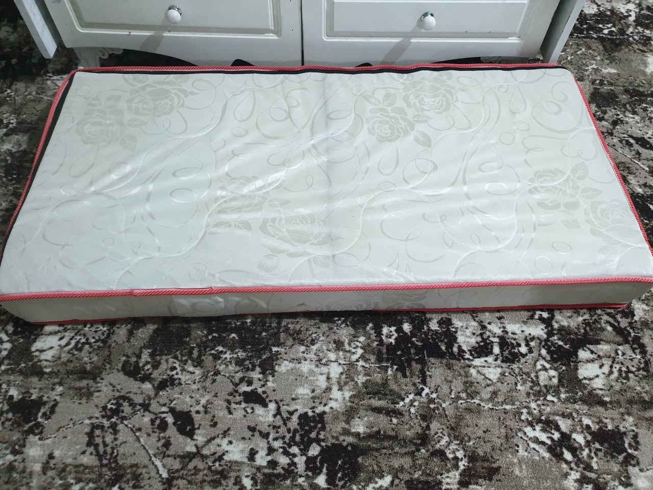 هي جربايه هي كاروك تركي الاصلي سعر  75 هي والدوشك نظيف حيل
استعمال قليل للاتصال ***********
