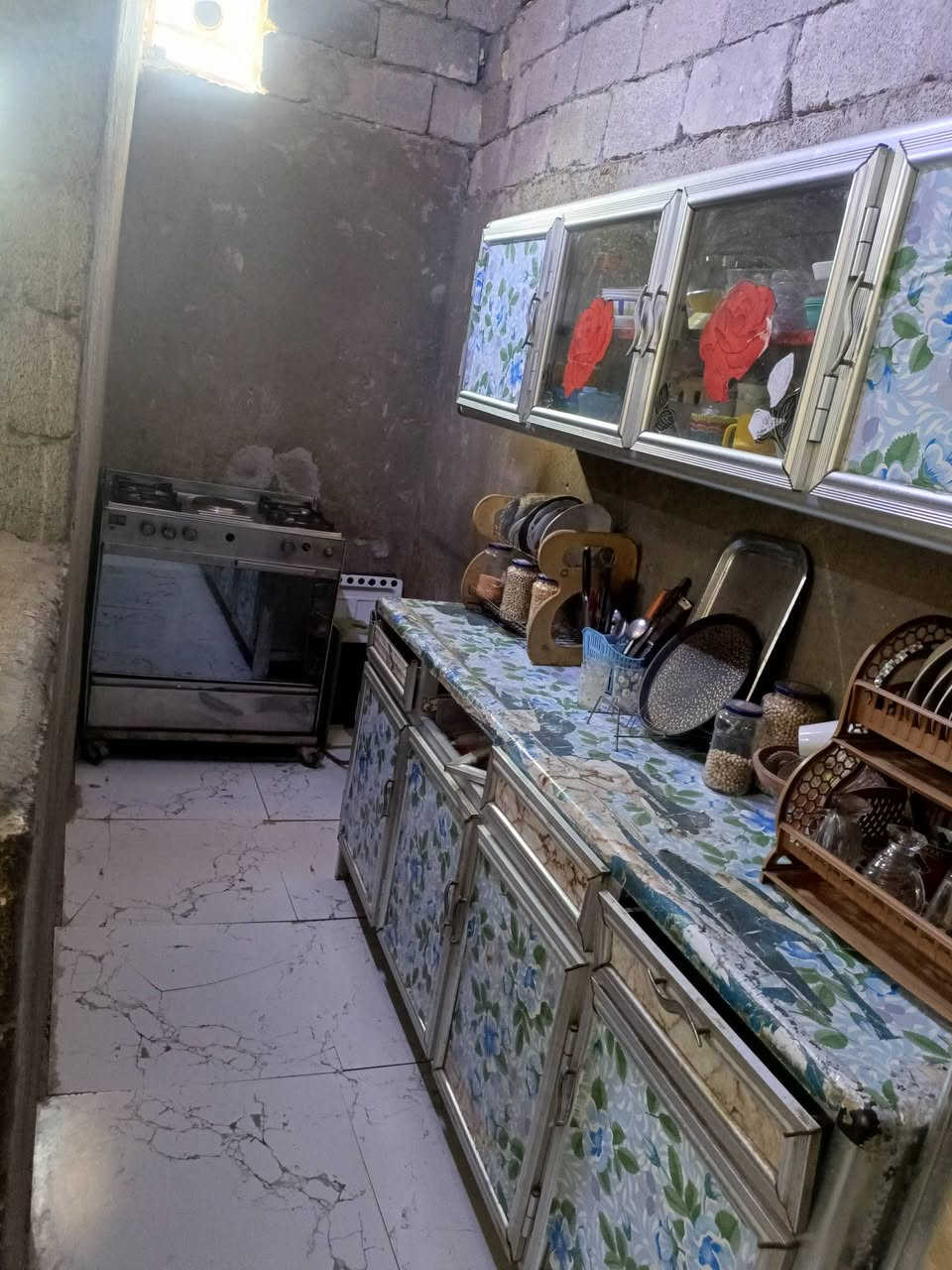 سلام عليكم بيت شارع نفط مراوس وبيع سكف صب يتكون من غرفه وصاله ومطبخ وصحيات حتى لومشتمل راوسه هم شارع نفط اريد والبيت مقابيل شارع  مكتب ابوعلاء المختارستفسار ع رقم ولخاص مفتوح ***********
