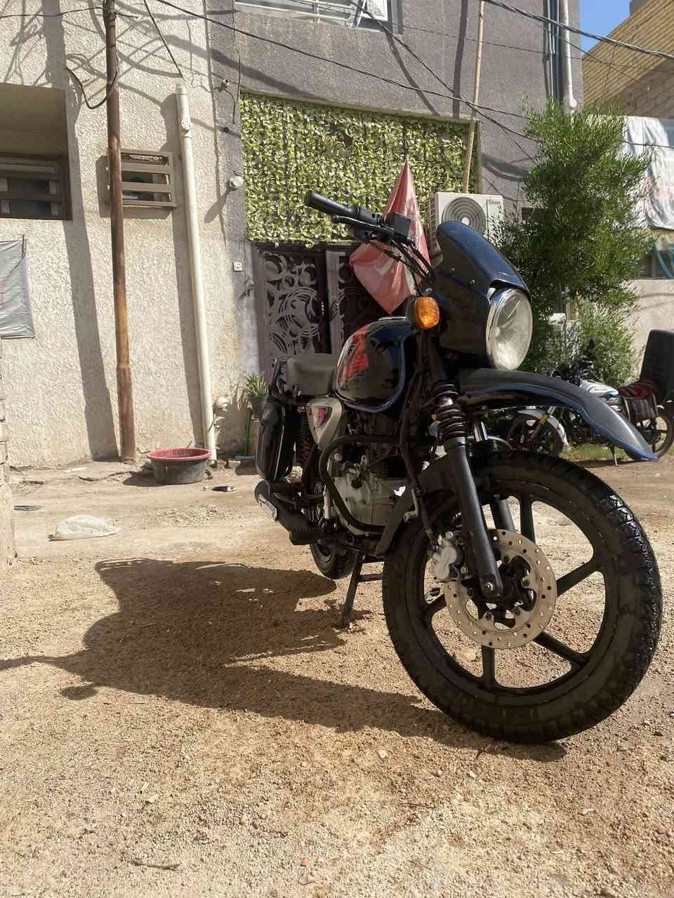 السلام عليكم أخواتي  بوكسر موديل 21دراجه نضيفه وكلش حلوه مابيها  لا خيط بخار ولا ادخان اسود دراجه مداريها لان شايلتني. 
ادير الها دهن أمزويل سعر التر ب١٧يشهد ربي 
قبل ٣ايام تاير وجوب  أمامي ايراني اصلي مو صيني  الدراجه ومامشتغل بيها دلفري دراجه عارضها 1400 وبيها مجال بسيط تقديران الجيتكم واني خادمكم وأخوكم الزغير مكاني كربلاء 
رقمي ***********
