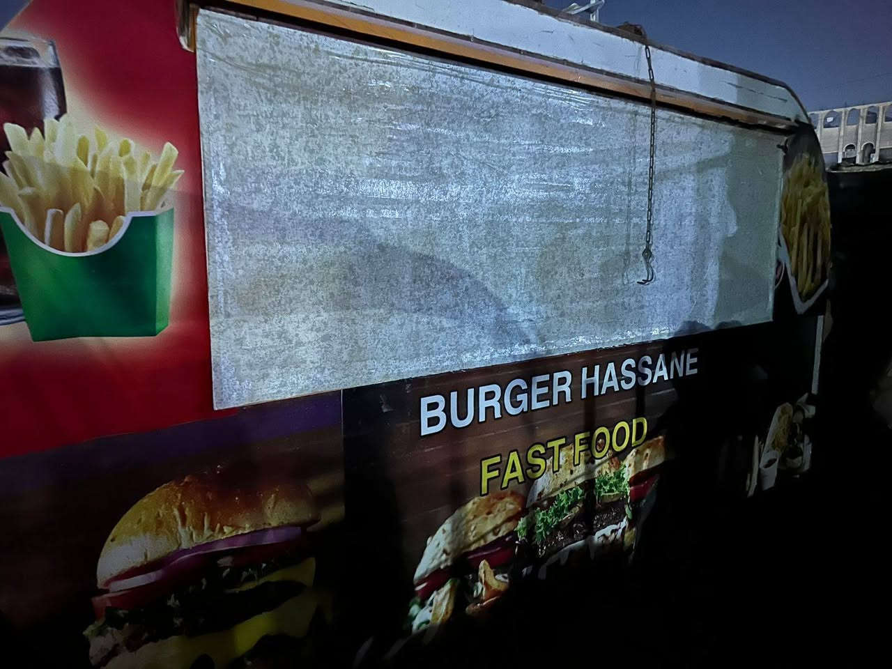 كرفان مطعم سحب ٣.٥×٢.٥ كامل مطعم يحتوي على شوايه بركر وقلايه كامل *********** مكاني البلديات قرب سيطرة ساحة الحمزه ...
