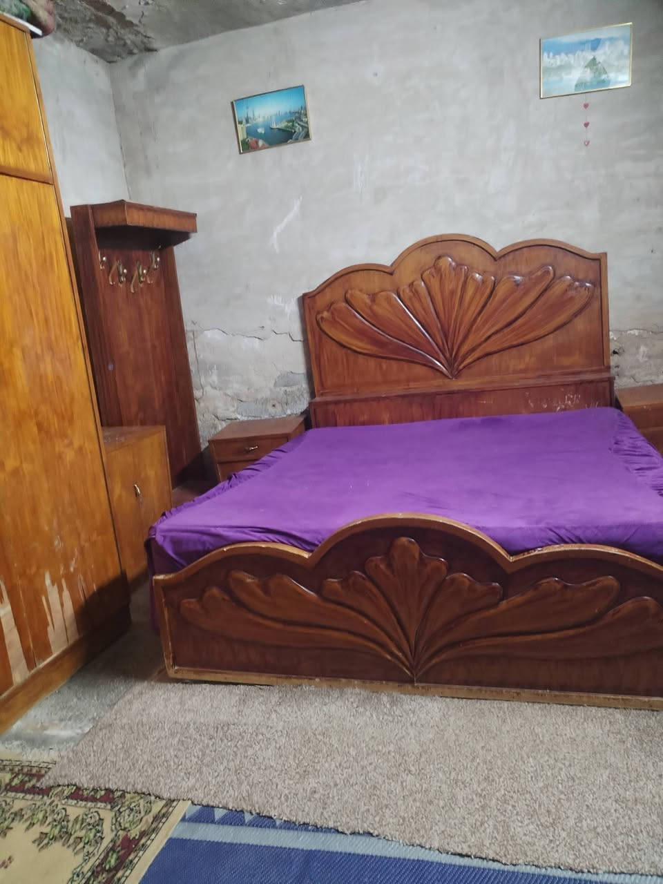 سلام عليكم غرفت اخشاب كامله  للبيع السعر ٣٠٠ وبيها مجال ***********
