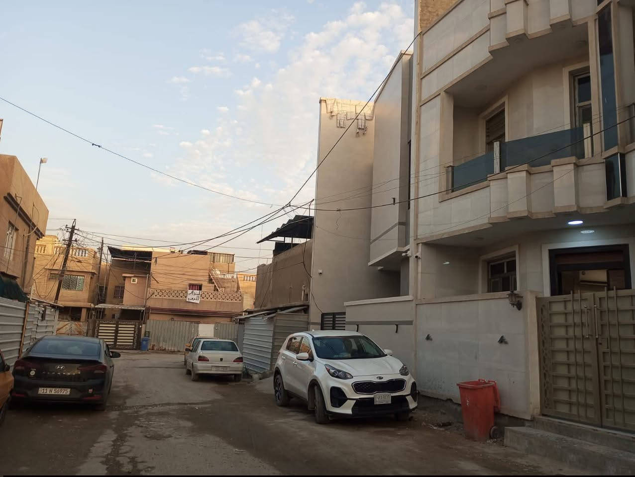 السلام عليكم تعلن شركة الجبوري للعقار والمقاولات العامه عن بيع دار ملك صرف سكني في منطقة الاسبع ابكار قرب مدرسة نور الايمان بناء حديث درجه أولى
1 المساحة 90 مترررررر 
2 الواجه 6 مترررر 
3 النزال 15 مترررر 
4 عرض الشارع 10 مترررر 
5 السعر 300 مليون وبي مجال 
يحتوي على 3 طوابق 
طرمه وصاله ومطبخ وحولي وخدمات 2 وبيتونه وسطح و5 غرف نوم منور 
 عنوان الشركة الكريعات الكويتي شارع حسينية ابي تراب قرب فلكة القرغولي استفسار اتصال على الارقام التاليه 
*********** أبو صكر الجبوري 
***********
