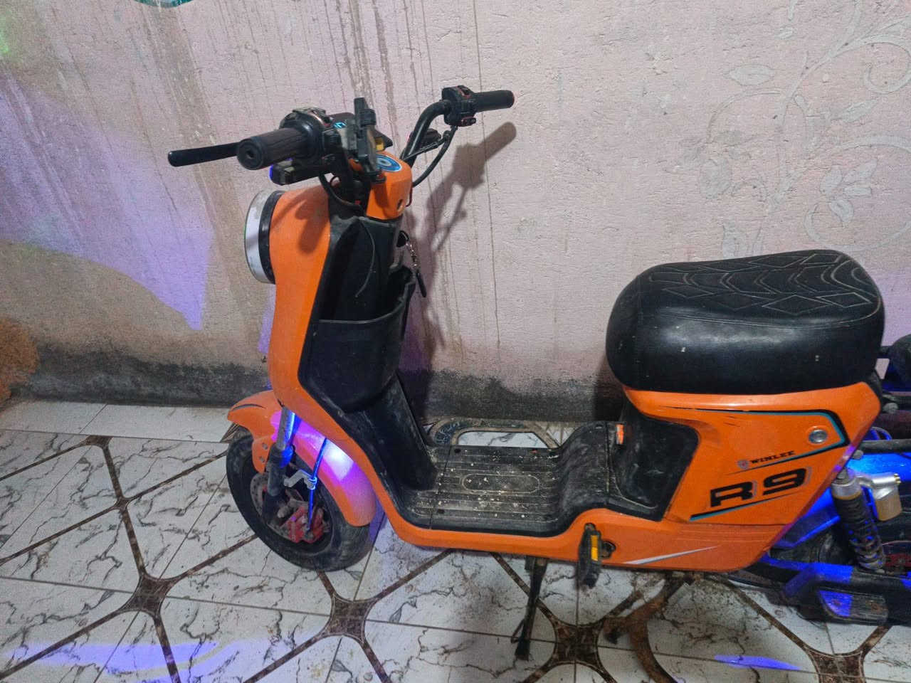 سلام عليكم دراجه شحن للبيع السعر 200وبيه مجال مكانه البصره ابو الخصيب الاسمده تجي تاخذ من باب البيت الدراجه تشتغل وتمشي قليل وتخلص شحن ماعرف شبيه بطاريات غير شيي ماعرف بعد تجي تفحص رقم الهاتف ***********
