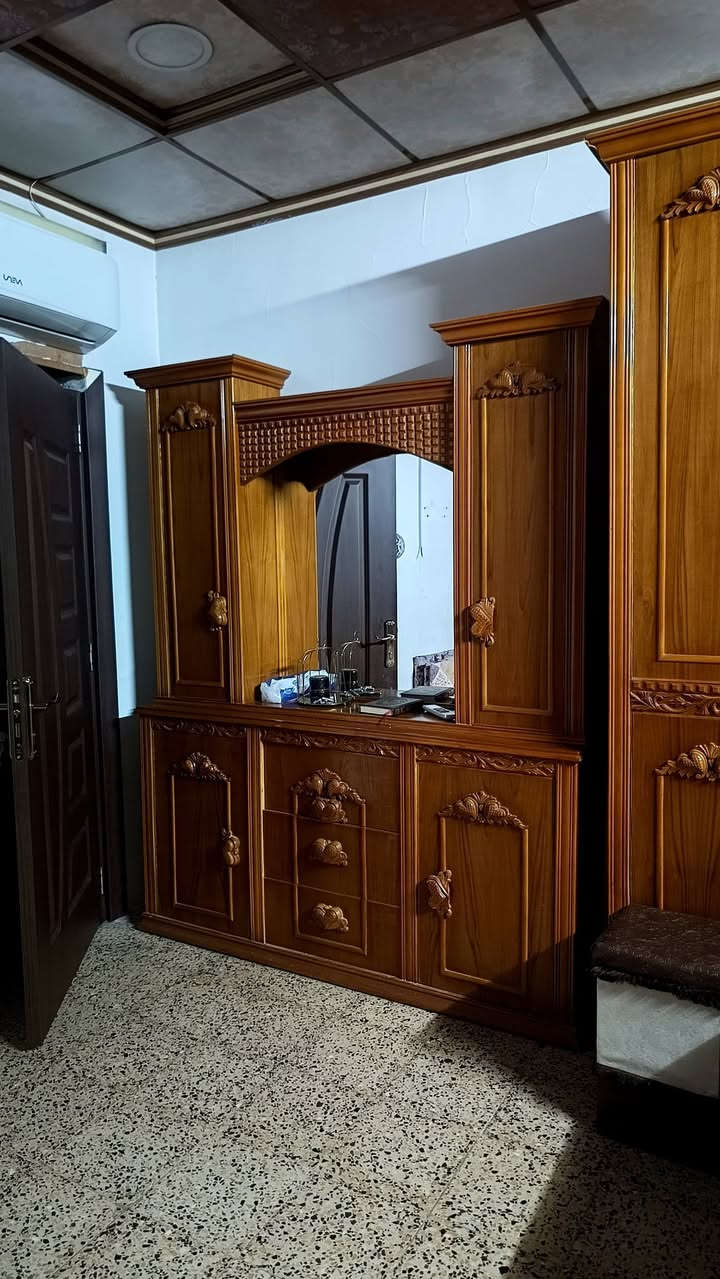 السلام عليكم غرفة اخشاب للبيع (صاج) و ليس تركي تفاصيل اكثر التواصل على الرقم  (***********)

