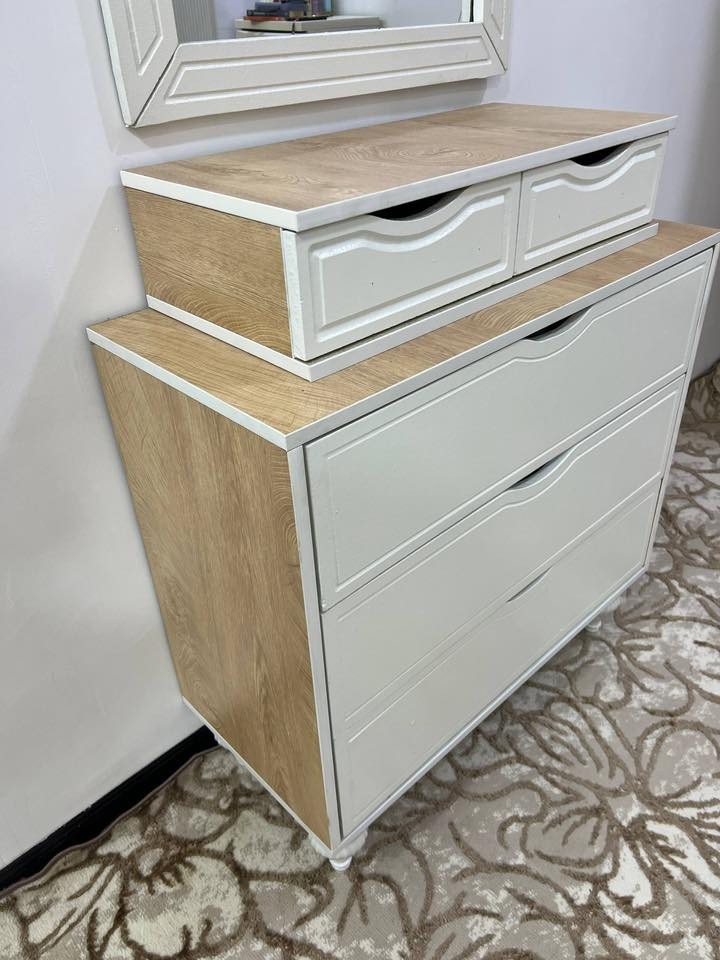 ميز تواليت جديد
السعر 95  
خشب ام دي اف ثقيل 
ابعاده العرض 80 ارتفاع 180 
يجيكم مشدود كامل فقط 
ويجيكم قطعتين الطلب قطعه مرايا تتعلك وقطعه مجرات
العنوان النجف / الكوفه تواصل ***********
