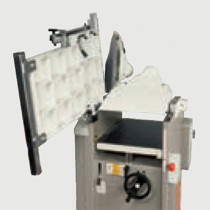 السلام عليكم 
ماكينة نجارية ثلاث عمليات رندة ودبل ومنقار 
ايطالية الصنع جديدة وغير مستخدمة 
طول الرندة 151 سم 
عرض الرندة 30 سم 
قياس طاولة الدبل 56 × 30 سم 
مسند رندة ( كشاو ) طول 130 سم  بعرض 15 سم 
قلاب 90 / 45 درجة 
5200 دورة بالدقيقة 
السرعة 7 متر بالدقيقة 
سمك الشفت 72 ملم ثلاث سكاكين 
قياس السكين 30 سم طول بعرض 3 سم بسمك 3 ملم 
بنوع معدن HSS
ابعاد طاولة المنقار 47 × 23 سم 
انبوب نظام شفط الغبار بقطر 120 ملم 
ماطور ثري فيز بقوة 5.5 حصان 
الوزن الاجمالي 270 كغم 
المخزن بغداد بالقرب من جزيرة بغداد السياحية 
للتواصل ***********
