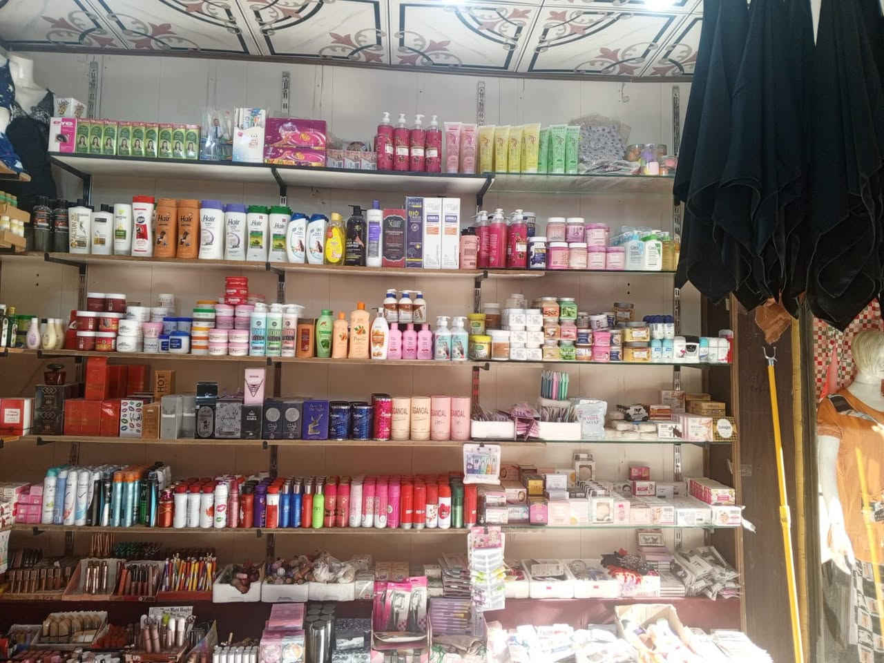 كوزمتك للبيع كامل السعر 7ملاين كامل +السبلت والرفوف وللعابات  العنوان شارع النيل مقابل الإطفاء داخل الفرع ايجار المحل 300
رقمي للاستفسار ***********
