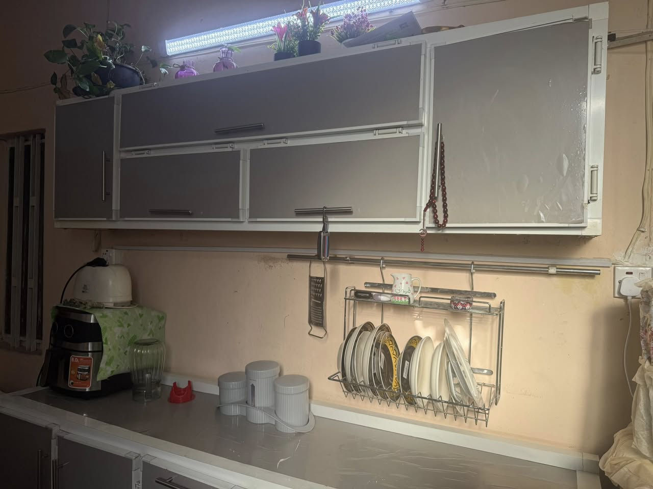 اغراض للبيع الكاونتر ٣٠٠ جديد
المكيفات ١٧٥ ضمان التشغيل
التخم ٢٥٠ 
الكنتور ٧٥
الجرابي الوحده ٢٥
ميز المرايه ٤٠
الاتصال عل الرقم***********
