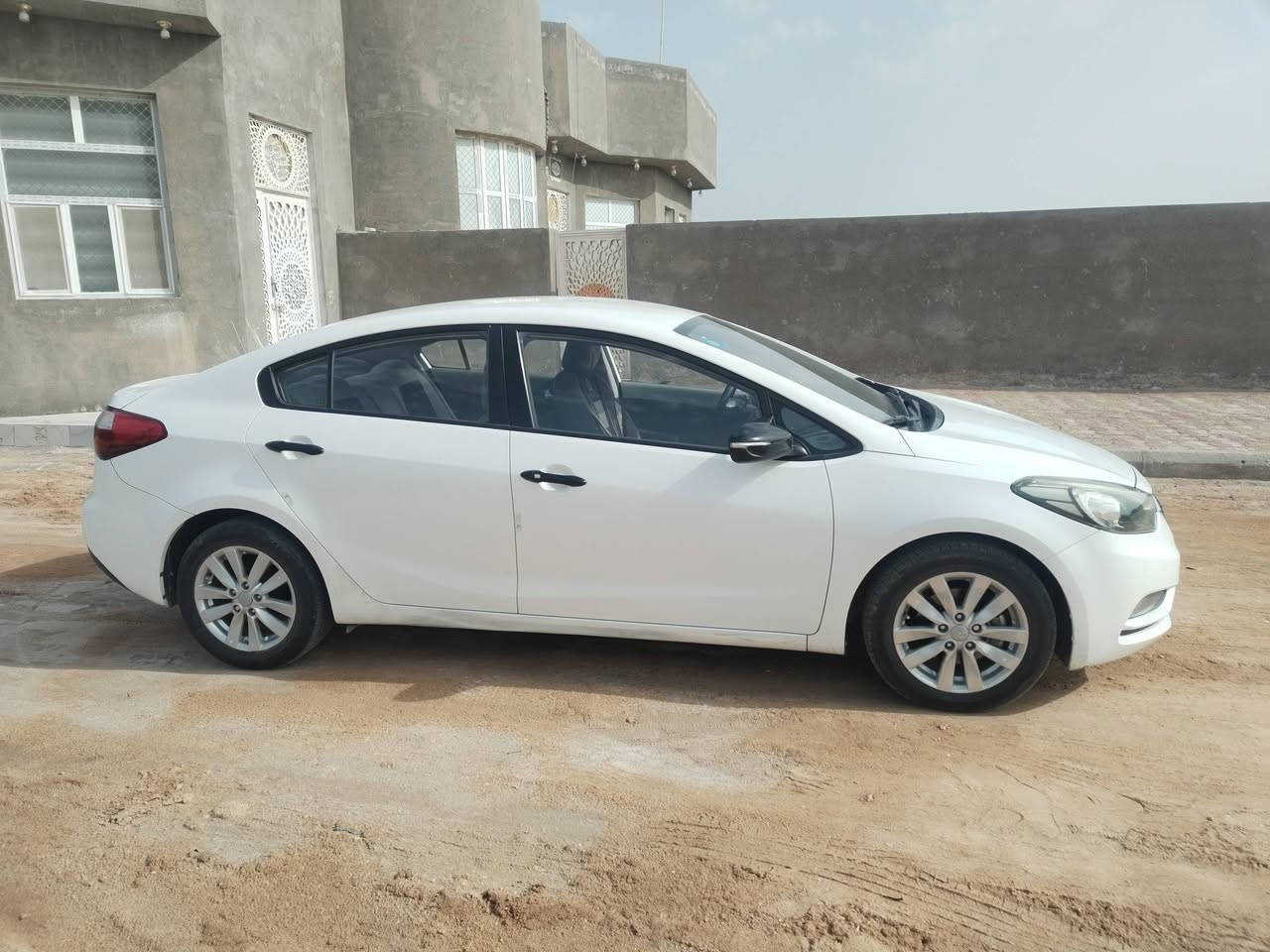 سلام عليكم سيراتو للبيع 2016 رقم بغداد دولي بسمي ماشيه 100 حقيقي مكفوله من الفتح وتبديل فقط قبق جنطه صبغ  كير محرك حداديه وتخم تاير تبريد جديده جاهزه من كلشي سعره 128 وبيه مجال بسيط ال شراي
مواصفات سياره
 داخل لونين 
مري شفط
تحكم ستيرن جهتين
لدا نهاري
حساسات
بلاجكتور
ويل كب
يدات ستيل
 ريموت 

 مكان سماوه اي استفسار اتصال ***********
