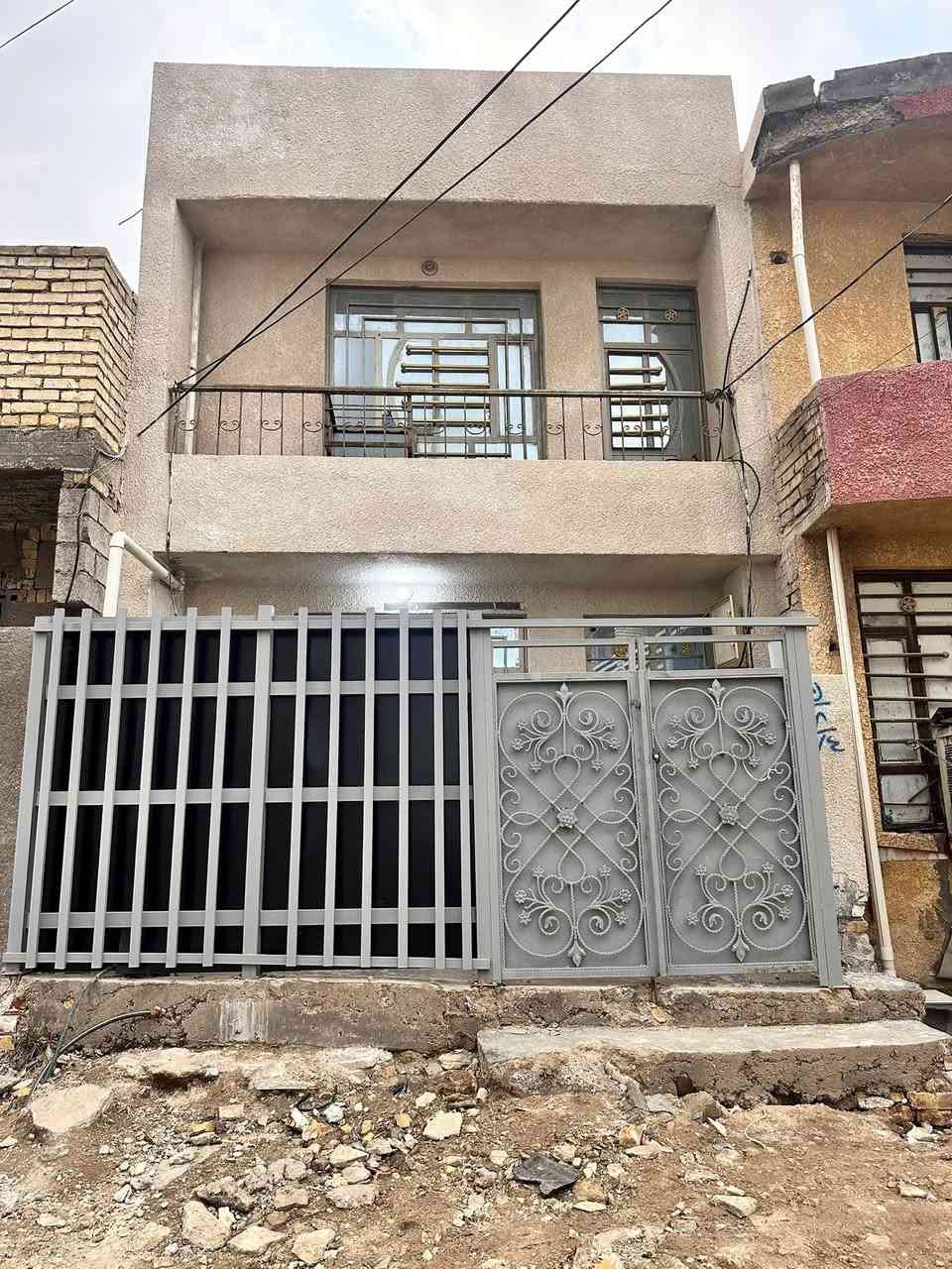 السلام عليكم بيت 50متر
دار الايجار  يحتوي عله استقبال وحولي وخدمات 
الطابق الثاني غرفه نوم زاد حولي وخدمات وسطح جبير 
المربع الثالث خلف دار ابو علي المجبرجي الأستفسار 
السعر 250
***********
