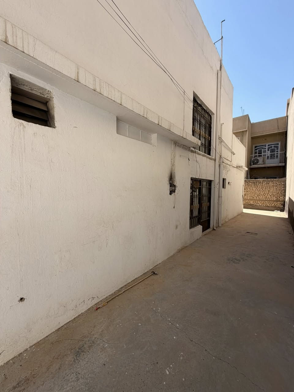 للايجار في السيديه
بيت 🏡 500م تجاري 
يصلح مكتب نائب او حزب او مركز تجميل او اي شي مشابه ذلك 
يحتوي على 5 غرف وصاله كبيره 
حمامات عدد 2 
كراج يسع 5 سيارات 
مقابيله تشجير شارع 15 رصيف 6 م

للاستفسار 
***********
***********
