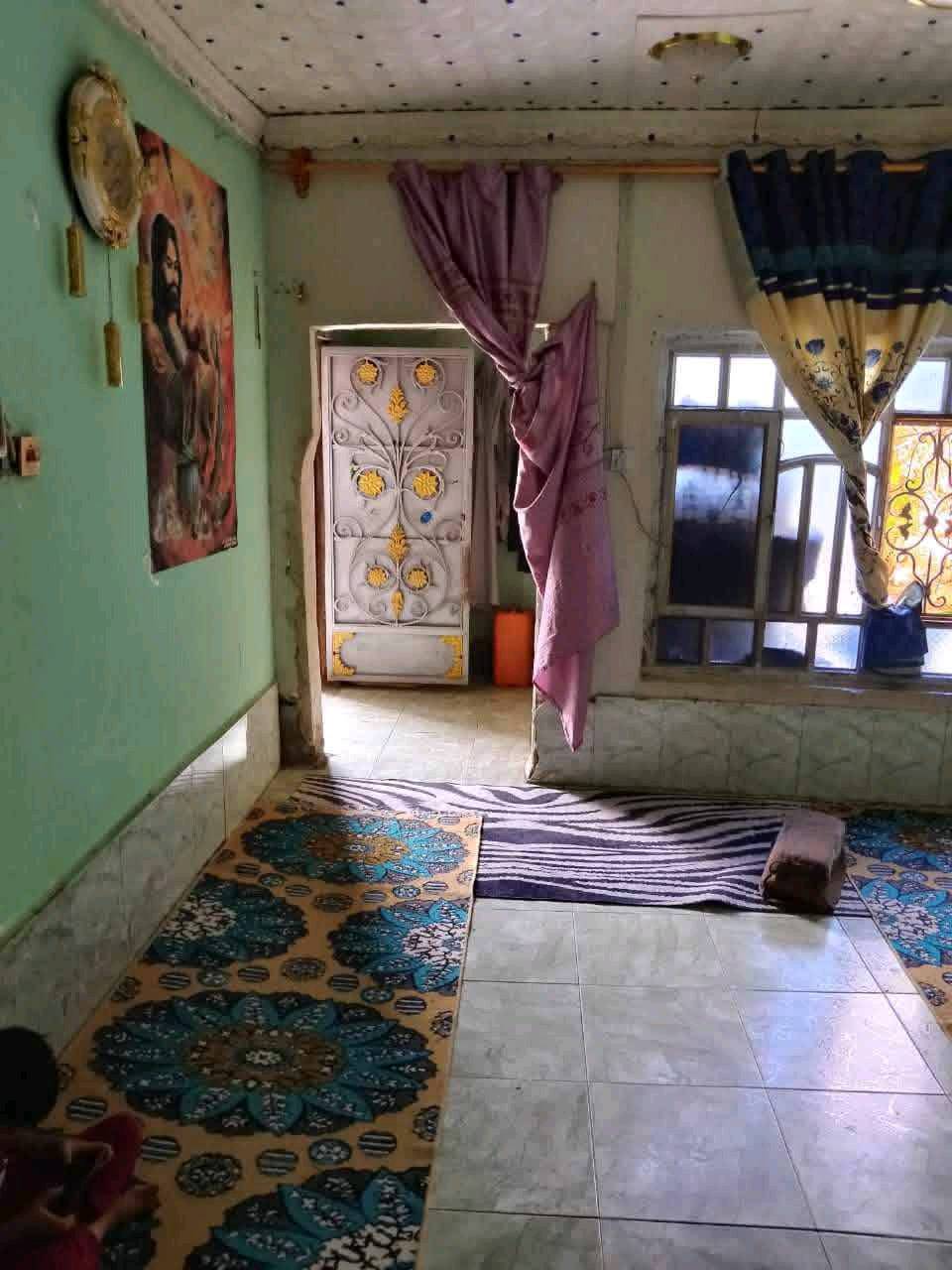 ببت للبيع مساحه ا400ركن محلات ثنين وياه مكون من غرفتين وصاله وصحيات ومطبخ عل شارع يبعد 100متر عن مفرك سديناويه بناء قديم بلوك  السعر 65وبي مجال بصيط التصال عل ***********
***********