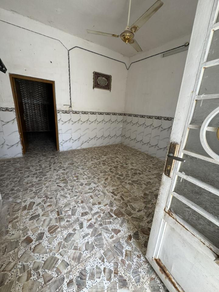 🏡 بيت للبيع طابو صرف نضيف

📍 الموقع: شارع جامع حجي أمير

📐 المساحة: 125 متر/الواجه 10م نزال 12/5م

🏠 البناء: نظيف والسقف عكادة

✨ التفاصيل:

• غرفتين 

• صالة

• استقبال مطبخ تخاريج 

• خدمات

📞 للاستفسار:***********
