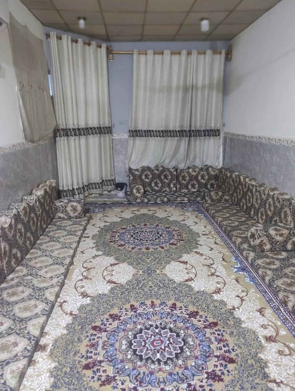 🏡 دار سكني مميز للبيع في موقع ممتاز - شارع المطار القديم 🏡
بموقع ممتاز وقريب جداً من الشارع الرئيسي والخدمات الطبية، متوفر الآن دار سكني بمساحة (100 متر) وبتوزيع ذكي ومريح للمساحات (طابقين).
📍 الموقع: النجف الأشرف - شارع المطار القديم - مقابل مجمع الكوثر الطبي مباشرة (سادس بيت عن الشارع الرئيسي).
📏 المساحة: 100 متر مربع.
✅ تفاصيل وتوزيع الدار:
 الطابق الأرضي (جوه): غرفة استقبال مستقلة + صالة داخلية + مطبخ + غرفة نوم + مجموعتين صحية (داخلية وخارجية).
 الطابق الأول (فوك): غرفة نوم إضافية (تمنح خصوصية تامة).
✨ أبرز المميزات:
 موقع استراتيجي قريب جداً من الشارع العام (سادس دار فقط).
 القرب من المرافق الحيوية مثل مجمع الكوثر الطبي.
 توفر صحيات داخلية وخارجية لراحة العائلة والضيوف.
📞 للاستفسار، معرفة السعر، أو لترتيب موعد للمعاينة، يرجى مراسلة الصفحة أو الاتصال على الرقم:
[***********-***********]
#النجف #عقارات_النجف #شارع_المطار_القديم #بيوت_للبيع #بيوت_للإيجار #عقار_النجف #foryou
