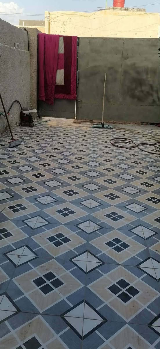 بيت للبيع مساحة 150م بناء طابوق  يحتوي على غرفة صالة مطبخ استقبال منور حزام سيراميك كل البيت  سطح شتايكر  حديقة طارمة  حي 18 ثاني فرع عن شارع الحمداني واجهة 7,5 نزال 20 رقم الدار 1702
***********
