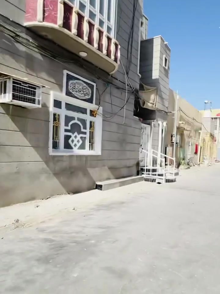 السلام عليكم 🫡 البيع 
البيع بيت  بل ولايا داخل فرع اول مدرسة نعمانيه وفرع ثاني تجهيزات بيت اله فرعين 
مساحه البيت 125
يتكون البيت 🏠 من ثلاثات غراف
يتكون بيت من مطباخ 
يتكون بيت من استقبال 
يتكون بيت من صحيات +حمامات 
يتكون بيت من هوال +
البيت تم ترميم وعدته من جديد  
بيت 🏡 جاهز السكن البيت جهاز من كل نواحي 
الاستفسار ***********وخاص
