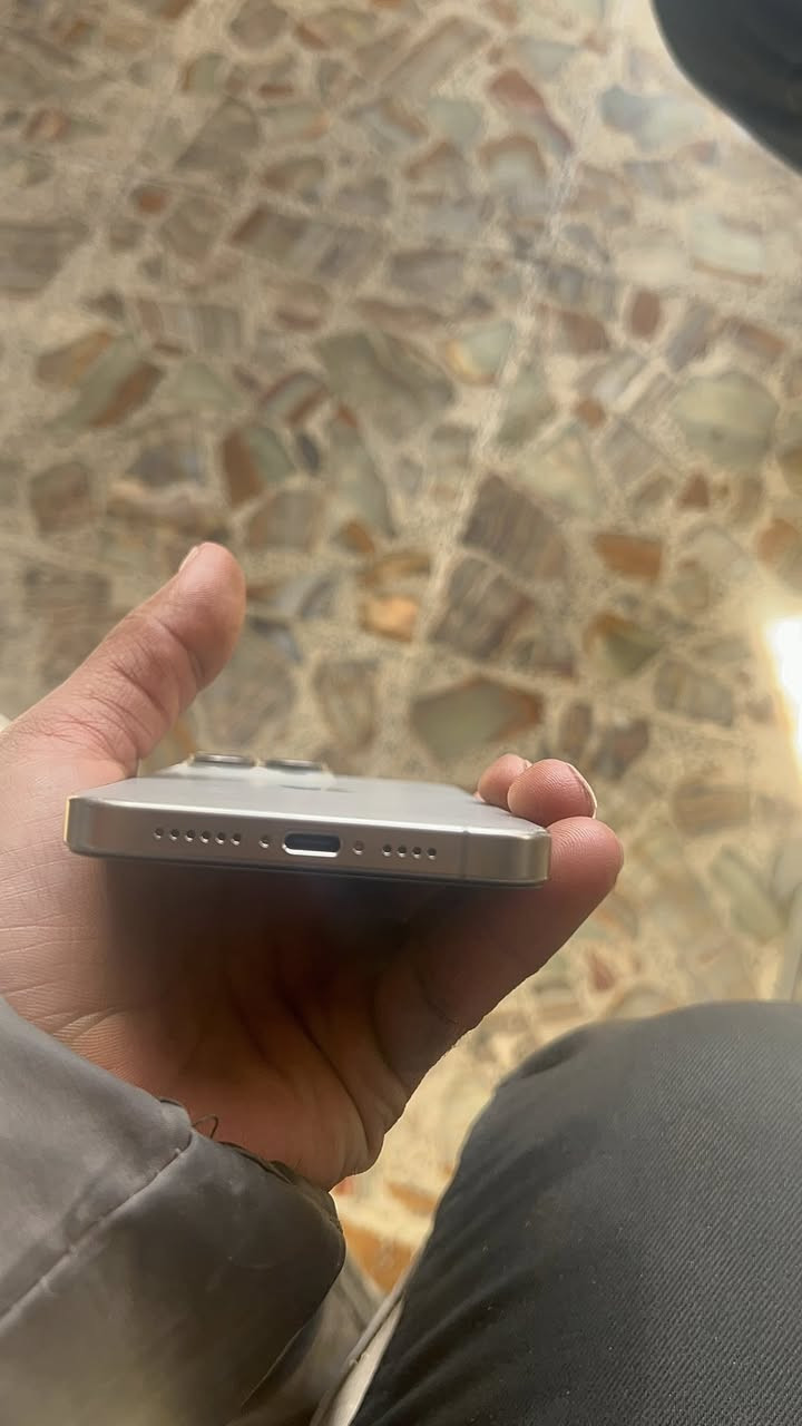 سلام عليكم ايفون 15 برو ماكس للبيع تفاصيل بالصور كامل مبدل شاشه فقط وضهر مكسور 600 وهاذه رقمي *********** مكاني نجف كوفه حي نيسان
