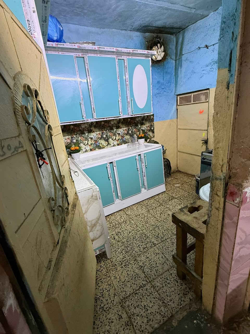 بيت طابو صرف للبيع المساحه 74م الموقع حي الشهيد المحراب موقع مميز يحتوي على غرفه وصاله واستقبال وصحيات ومطبخ السعر 62 مليون وقابل للتفاوض للاستفسار مراجعه مكتب التعارف مقابل رشيد العامري او الأتصال ع الرقم ***********
