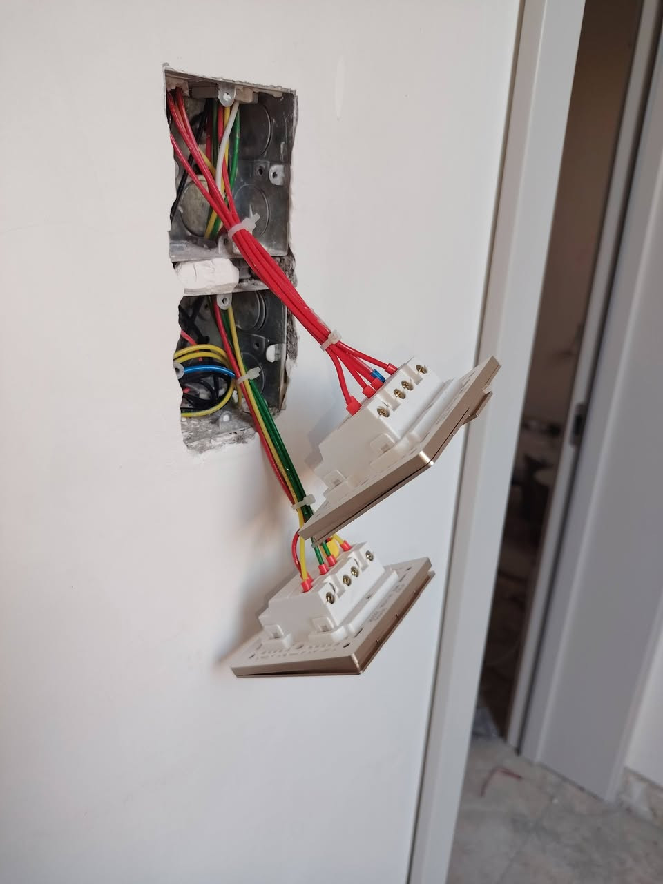 سلام عليكم حبايب
محتاج عمل كهربائي مكاني ناصريه مركز 
خلفاتنه الي محتاج كهربائي وتاسيسات صحيه
اطلع وياه باليوميه  وهذه شغلي 
لتواصل *********** او عالخاص
