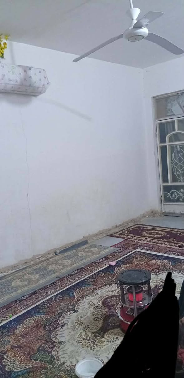 السلام عليكم بيت زراعي سند 25 على شارع 100 الفرع بجهه الطهمازيه مساحه 120 صاله ومطبخا ماما بنيات بناء جديد السقف صب ومقير السعر 40 وبي مجال***********
