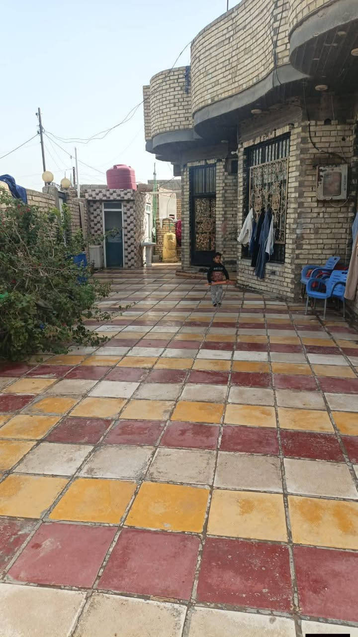 سلام عليكم بيت للبيع حي السعيدي محطه غاز المها المساحه300متر مكون من غرفتين نوم استقبال صاله بيت بنا حديث كامل من كلشي البيت كله سقوف ثانويه فقط الارضيه مامسرمكه كهربا تئسيس درجه اوله لل ستفسار اكثر اتصال***********/***********
