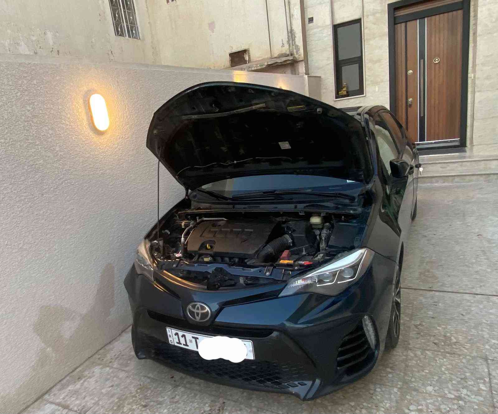 سلام عليكم ورحمة الله
سيارة كورلا SE موديل 2018  بلون ازرق غير محدد ( لون شذري) رقم بغداد.
وارد اميريكي ضرر باب عكس السائق  والي بعدها ومبدلة الباب اصلي  مو تجاري كما موضح بصور.. اير باك البردة طاك فقط…
سعرها 13400$.
السيارة مواصفات SE المعروفة.
سيارة نظيفة مال جناي وعلى ايدي صارلها سنين ماشية 128 الف كم اي (79 الف ميل).
العنوان: بغداد/ حي الجامعة
لتواصل واتس اب: *********** بغداد, العراق
