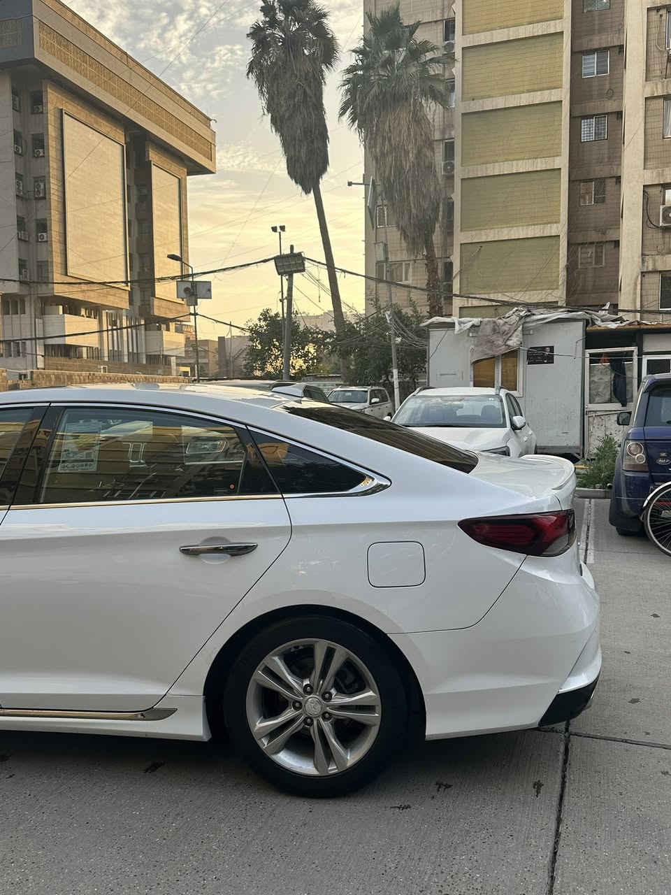 سلام عليكم سوناتا 2018 فول مواصفات سبورت وراد امريكي حادثه قبق صندوق وشويه من جاملغ خلفي بدون ايرباك  سياره نضيفه جدا سياره بيه صبغ 3 قطع صندوق وجاملغ خلفي وبنيد اثر تكشير وعندي صور بنيد قبل صبغ بدون معجون مواصفاته معروفه الفول كشنات جلد كشن كهرباء فتحه سقف بصمه تشغيل بصمه ابواب رادار جانبي شاشه كبيره حساسات كامره تحكم ستيرن جهتين تدفئه بل كشنات اوتو هولد عداد سبورت محرك 2400 ستيرن رياضي دبل صالنصه مري شفط وبعد بيه مواصفات رقم اربيل جديد مكاني بغداد رقم الهاتف *********** سعر 128 وبيه مجال
