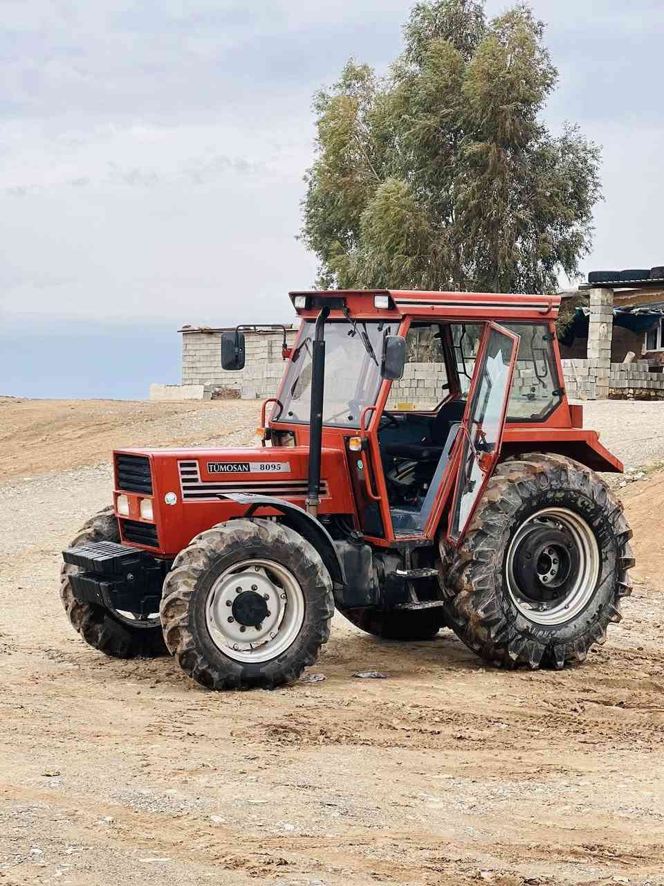 بوفروشتن توموسان 8095 هەموگیانی بەشەرت تازە مەکینەی کراوەتەوە تایەی لوکە   3200سەعات عیشی کردە هەتابلی خاوینە هەموگیانی بە شەرت   ن م ***********.  ***********
