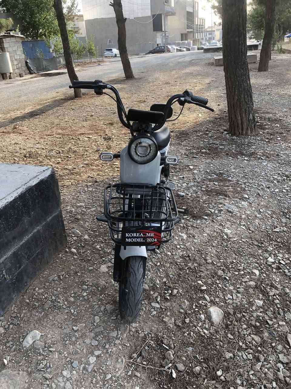 سلام عليكم 
دراجه شحن للبيع 2024
لون سمنتي 
نضيفه كلش 
اشاره يمنه ويسره شغاله 
لايت عالي وناصي شغالات 
شاشه تابلت يطلعلك اي عطل عشاشه 
3 سرعات سرعته 60 
بايدر بيسكل شغال 
بريكات امامي خلفي 
بطاريات نص عمر 
السعر 225 وبيه مجال 
العنوان رابرين 
الرقم ***********
