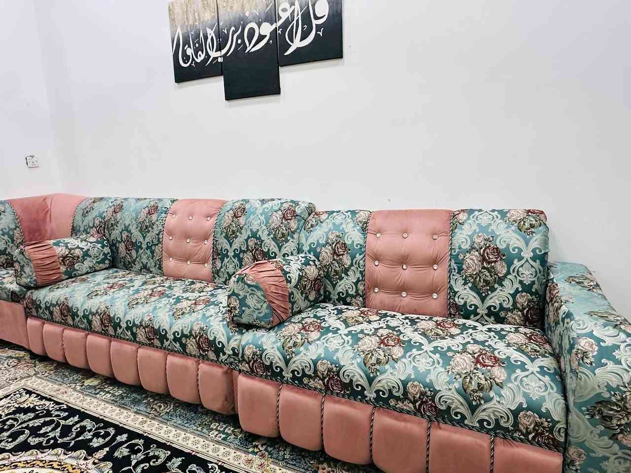 للبيع تخم ديوان نظيف وبحالة جيدة .
• التخم يتكون من 16 مقعد،  
• الشغل مو تجاري، الخشب عراقي أصلي من النوع المتين اللي ما يتعب.
• النظافة 90%، .
• اللون و التصميم: نقشات كلاسيكية وألوان ملكية ترهّم مع أغلب الديكورات.
السعر 350 الف
الاستفسار ***********
