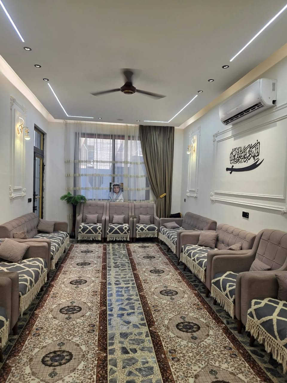 السلام عليكم بيت لبيع المساحه 150 متر٫50 7 في 20بل الرواد الحاكيه يحتوي البيت على 6 غرف نوم واستقبال ومطبخ وحولي ثنين مع 3 صحيات البيت فول كله ديكورات ولاساس رفت  بناء 2025 منطقه كامله خدمات نقص فقط التبليط بشهر 8 لو 9 كامله الاستفسار الاتصال أو واتساب ***********
