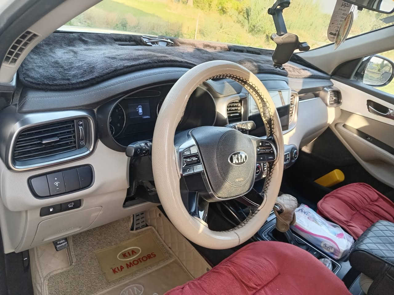 السلام عليكم ورحمة الله وبركاته 
سورنتو موديل 2018 خليجي فول مواصفات الفول معروف مواصفاته ميحتاج اذكر تفاصيل 
6سلندر 7 راكب  رقم بغداد 
مكفوله ماعدا شخوط موضحه بالصوره مع رصعات بسيطه 
السعر المطلوب 235$
وبيه مجال بسيط 
التواصل ع الارقام التاليه 
***********
***********
