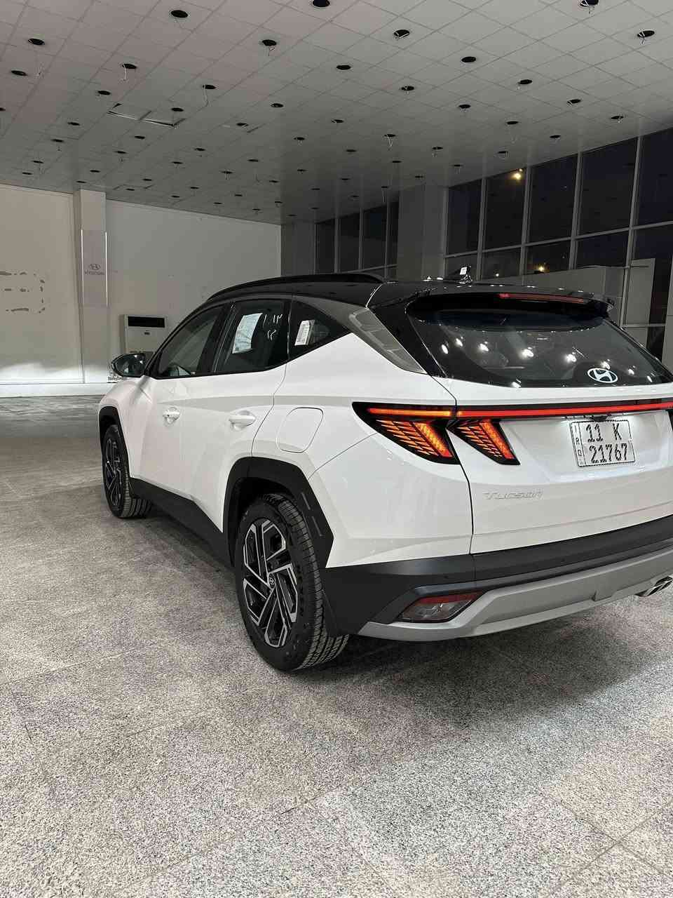 السلام عليكم
هونداي توسان  

موديل 2026 تو كلر قماره سوده

ضمان شركه هونداي الاولى 

محرك 2000 دوش

رقم بغداد سنويه باسمي ومثبت لوحات 

السياره زيروووو صفر كيلو متر

فول مواصفات قماره حديد 

بصمه وتشغيل عن بعد
صندوك كهرباء 
كراسي كهرباء وتبريد بالكشنات الاماميه
داخل مخمل ابيض
شاشه متصله تدعم كار بلي واندرويد اوتو مع كامره خلفيه دواره
حساس امامي خلفي
شاحن وايرلس 
هند بريك كهرباء واوتو هولد ومساعد نزول منحدرات وزر عرض الكامرات 
ويل كب حجم 19
لايت زنون وبك لايت لد
وباقي المواصفات 

مكان السياره بغداد المنصور

السعر 38 مليون 

***********
