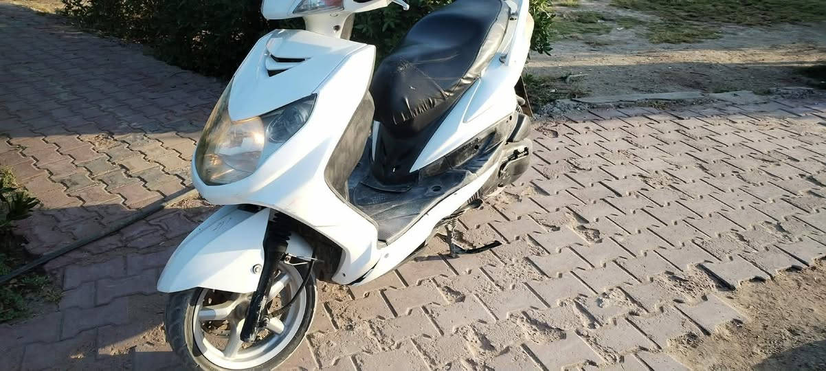 دراجه سكنس 140 فحل يحتاج لها تجفيت وزوج تايرات وياله ويحتاج لها رباط ويحتاج شغل بالضفيره كفرات تجاريه نوعيه زينه الدراجه تجيب لها باتري تشتغل سعر 350 العنوان دوره ابو دشير ***********

