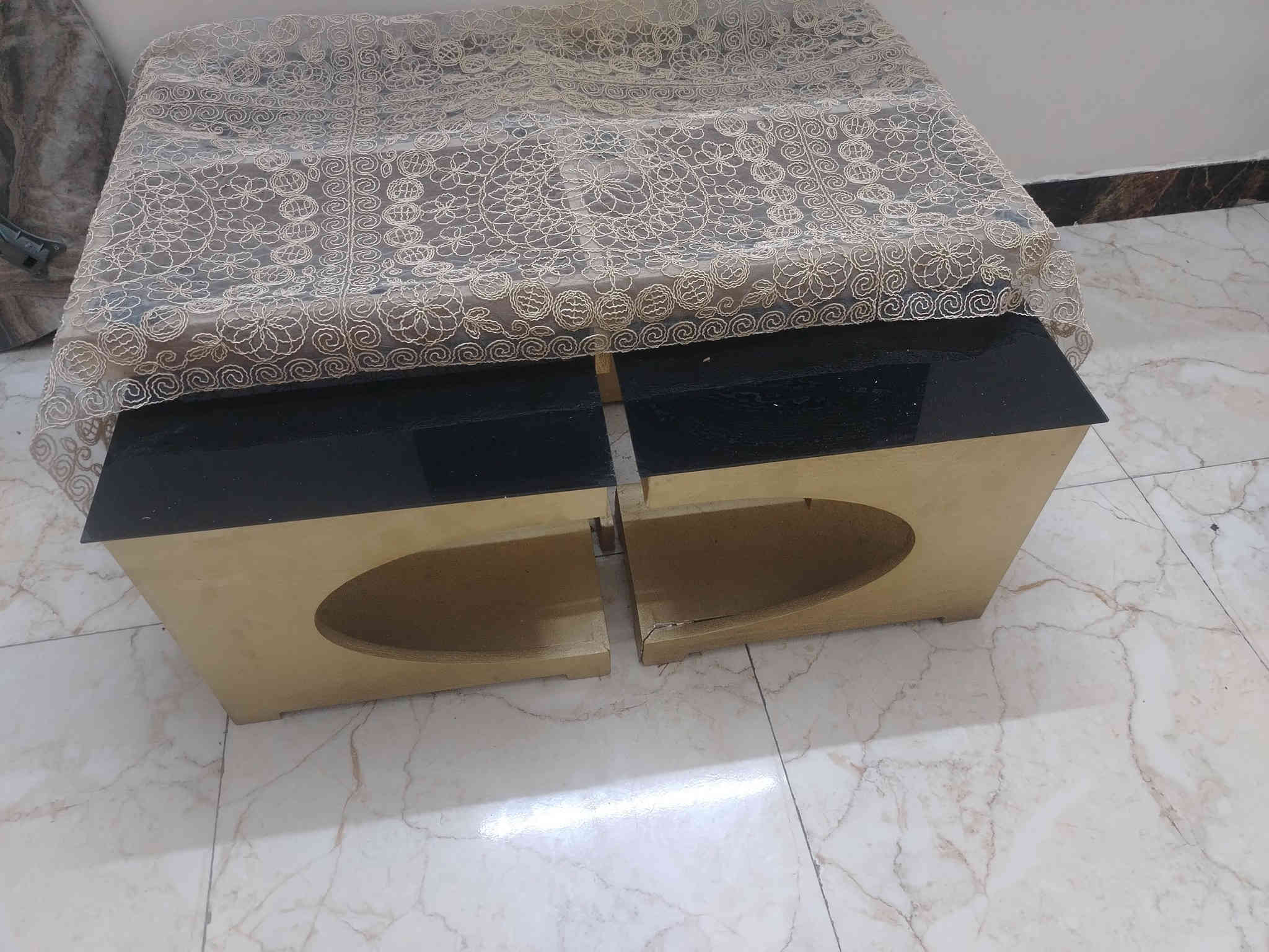 تخم عشر مقاعد تركي نظيف سرير ومخزن ٥٥٠ مكان زيونه اتصال *********** مع طبلات
