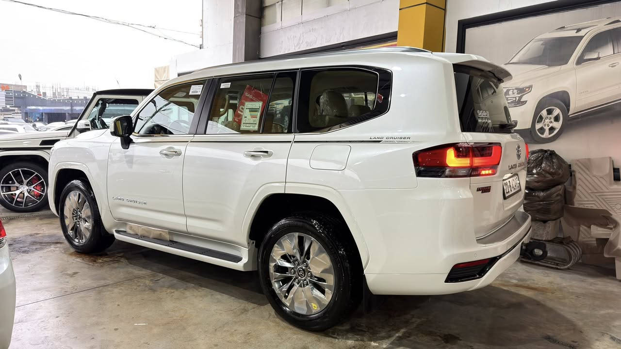 toyota land crusir_2024 _GXR_SAS💎
‎اللَّهُمَّ صَلِّ عَلَى مُحَمَّدٍ وَعَلَى آل مُحَمَّدٍ

‎🔷تويتا لاندكروز موديل (٢٠٢٤) شريكه ساز
‎🔷سياره مواصفات (GXR).. ..🔥🔥
‎🔷سياره (٣) شاشات _ (٦) سلندر _ سياره 
‏—————————————————————————
                                        🚦ماشيه (35km ) الف كيلو
‎🔷مكفول كفاله عامه دعاميه لي دعاميه مكفول بدون صبغ بدون بارد 
‎مكفوله كلشي شرت علي وزع شريكه 

‎🔷سياره گير محرك بشرت مامفتوح كل يشرت
‎🔷4 اطارات و ويل جديد شريكه 
‎🔷سياره داخل بيجي كوشنات جلد

‎🔷مواصفات سياره 
‎(كوشنات جلد _ شغال عن بعد
‎٣ شاشات بيلادي _ وايرليس شحن  _ _ _  نيظام eco _ سلايت _ النزلاق _ثلاجه _ زينون  _)

‎🔷سنويه هزه كل جديد مباشر حول رقم.  📦📦📦📦.  رقم سيارة. (( سليمانية ))
‎🔷• نظافه ١٠٠٪ كامل سيرڤس بدون نقص
                       
                                           سعر::::::675$$$💵💵💵

                           🌆مكان السيارة سليمانية معرض شڤان
                         الاستفسار اتصل بی تدلل ; 📲📲📲📲      
‏.                        ***********———***********
