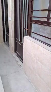 شقة طابق ٣ كرادة داخل تحتوي على ٢ غرفة مع صالة مع مطبخ مع حمام الشقة ج...