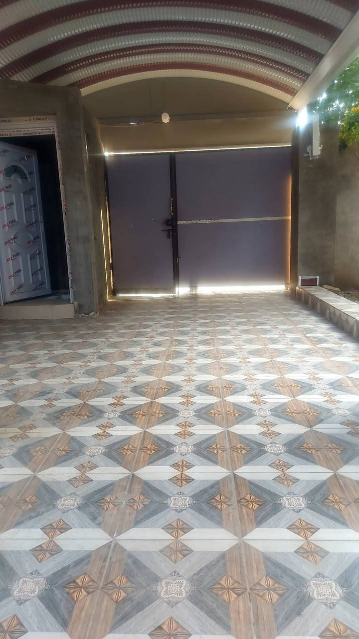 دار سكن للبيع مساحه ٢٠٠متر بناء قديم يصلح للسكن داموك الشهداء ثاني فرع من شارع الاطلال ركن الشارع صيدليه المصطفى ودكتور أحمد الزركاني للأسنان. وقريب على مركز الشهداء   المواصفات طابق وأحد إستقبال وهول ومطبخ وغرفتين ومنور وكراج سياره وحديقة وصحيات داخليه وخارجيه والطابق الثاني بيتونه  فقط وسطح اشتايكر وخدمات فول ويوجد خط مولد فعال وخط انترنيت ضوئي
السعر  اتصل  ***********
*********** واتساب
