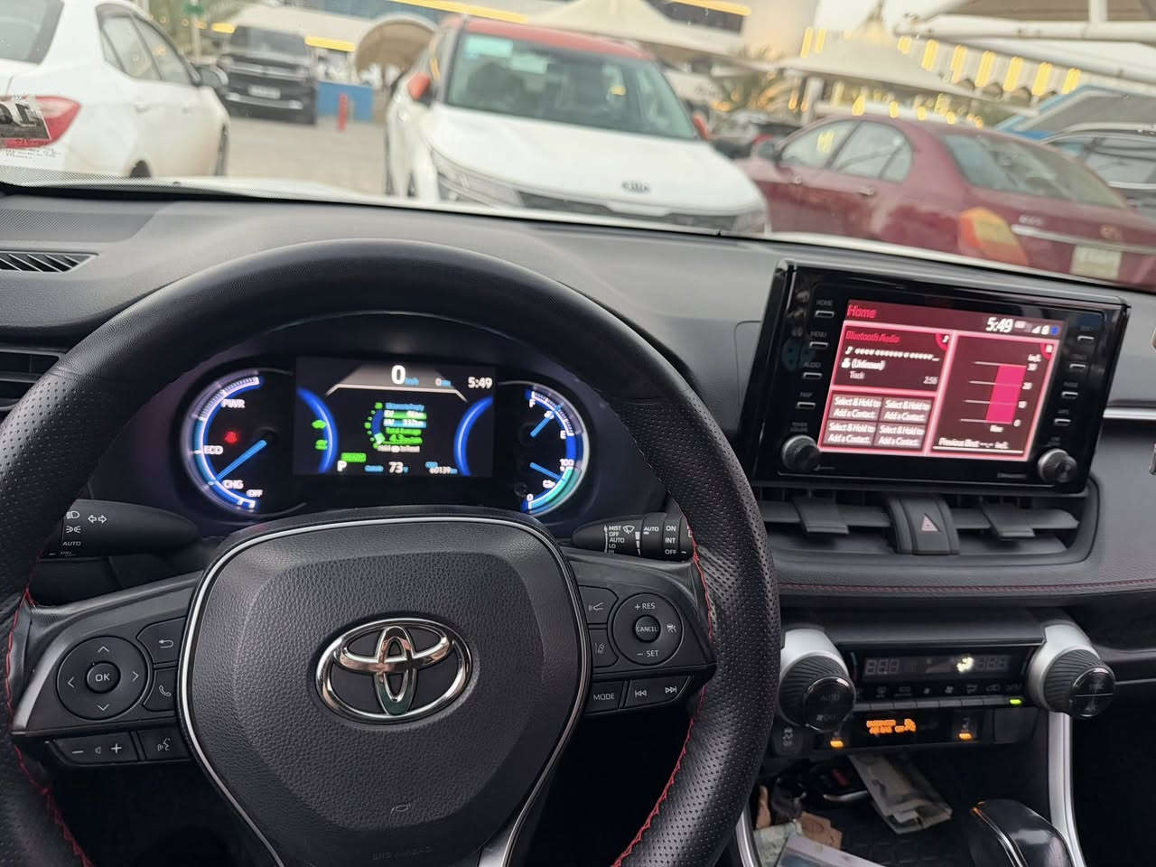 راف فور هايبرد برايم بلك ان (شحن منزلي)
فول مواصفات se prime 
موديل 2021
 الضرر تبديل و صبغ قبغ الجنطة و الجاملغ الخلفي تصليح و صبغ بدون ايرباك
   المــواصفـــات :
لون ابيض
  فور ويل - AWD
  هايبرد - مكينة ٢٥٠٠ بانزين اربعةسلندر . 
  + محركين كهرباء
  اوتوهولد 
  بصمة عدد 2
  فتحة سقف
  كرسي كهرباء +تدفئة مقاعد الامامية والخلفية
  رادرات امامي خلفي جانبي
  نقطة عمياء 
  انظمة مانع الاصطدام والمحافظة على المسار     
      و مساعدالمكابح 
  شاشة ومنافذ شحن وusb و كاميرا
تدفئة ستيرن
صندوق كهرباء
  السيارة بحالة ممتازة ومابيها نقص والتصليح درجة اولى
  رافور برايم اعلى فئة بالرافور، هاي الفئه تعتبر سيارتين بسيارة وحده، سيارة كهربائية + سيارة هايبرد بمحركهه الطبيعي واللي هو 4 سلندر 2500 سي سي،
السياره بالاضافه إلى الطريقه التقليديه واللي هيه الشحن من المحرك، تجي شحن خارجي تكدر تشحنهه بالبيت تمشيك مايقارب 80 كيلو متر من غير مايشتغل محرك البنزين، يعني مو بس صرف البنزين ماكو وإنما، لا دهن لا مي لا جوينات لا بخاخات لا ولا ولا الخ، المحرك مايشتغل نهائيا الا بعد ماتخلص مايقارب ال 100 كيلو متر، يعني طالما انته داخل المدينه مراح يشتغل عندك المحرك، واذا قطعت مسافة اكثر من ال 100 كيلومتر، بمجرد مايشتغل المحرك البنزين بدوره يرجع يشحن البطاريات، وهاي الحاله من يشتغل المحرك يكون صرف البنزين لترين لكل 100 كيلو
رقم صاحب السياره

***********
