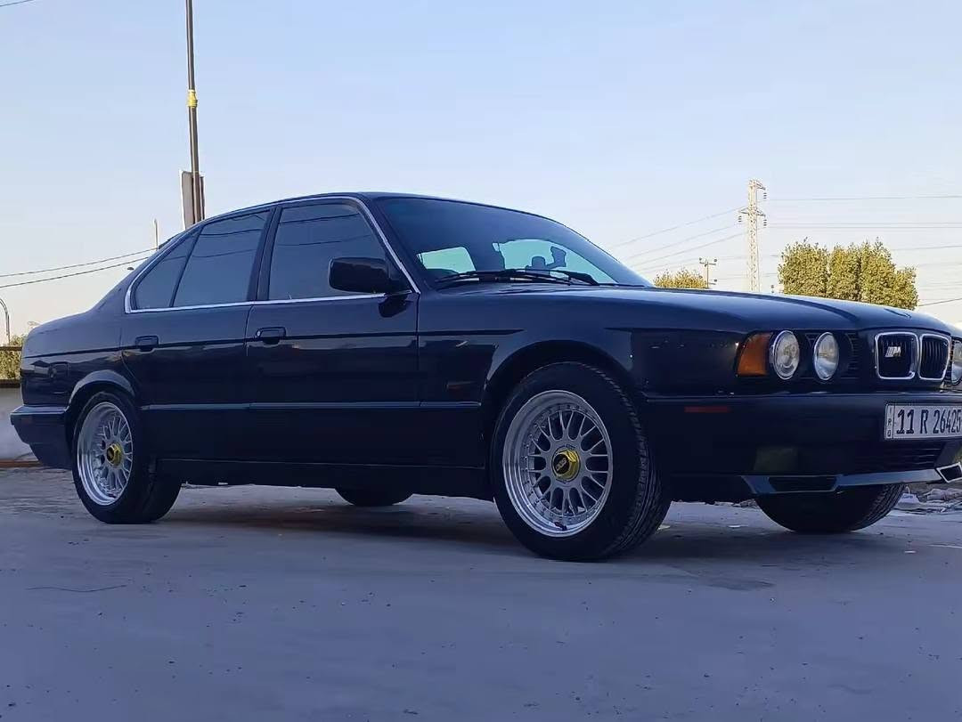 سلام عليكم
بي ام دبليو البيع  525i اصل فصل 
السياره وارد ياباني 
مكينه مسكر فانوس 
تبريد ثلج كهربائية كله شغاله 
حداديه جديده امامي خلفي تخم تأير جديد 
رقم بغداد الدولي بسمي 
السياره مانقصه ايشي  
مكان السياره بابل مركز المدينه 
***********
