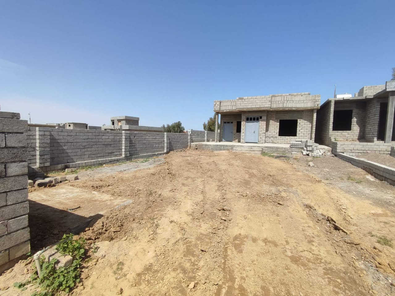 السلام عليكم بيت للبيع زراعي مساحه 500 متر البيت يتكون من غرفتين 5× 4 استقبال 6×4 مطبخ 4×5 مجاري كاملةمع تاسيس ماء كامله صحيات خارجيه كامله بناء مصوب أرضية ابواب خارجية كاملة الموقع قرب مقر ام هنادي السعر 28 وبي مجال للاستفسار الاتصال على رقم الهاتف ***********
الهاتف ***********
